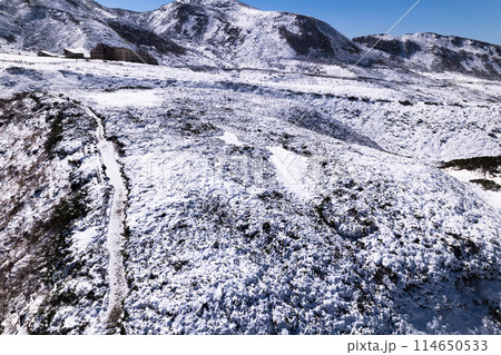 空撮室堂平ミクリガ池上空から室堂バスターミナル方面 空撮室堂平ミクリガ池上空から室堂バスターミナル方面 114650533