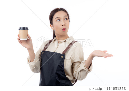 Portrait young asian barista woman wearing apron holding coffee cup and presenting isolated. 114651238