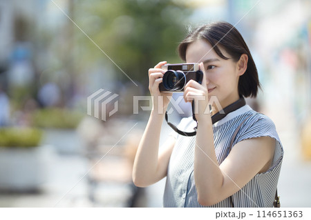 カメラ女子　旅行　一人旅　 114651363