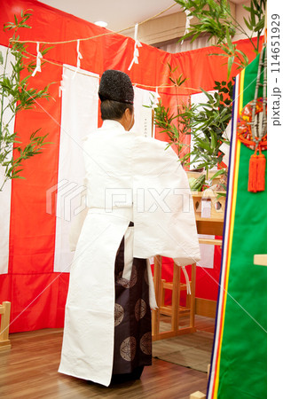 ご祈祷をする神主神官のイメージ画像 地鎮祭など日本の儀式 ご祈祷をする神主神官のイメージ画像 地鎮祭など日本の儀式 114651929