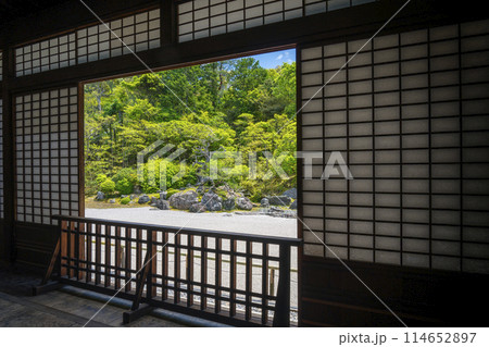 京都　金地院　方丈から見える鶴亀の庭 114652897