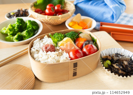 曲げわっぱのお弁当　弁当作り 114652949