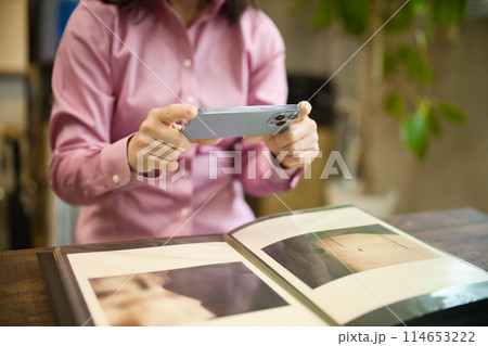 スマホで写真を撮るミドル女性 114653222