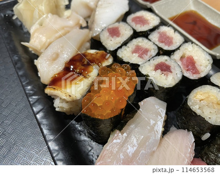 にぎり寿司の盛り合わせ 豪華な寿司プレート にぎり寿司の盛り合わせ 豪華な寿司プレート 114653568
