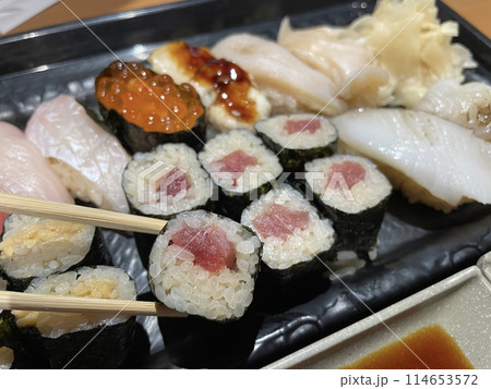 鉄火巻 にぎり寿司の盛り合わせ 114653572