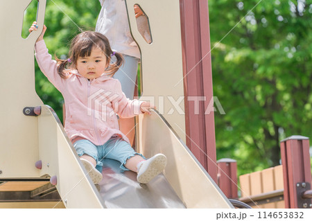 公園の遊具・滑り台で遊ぶ・運動する子供(女の子・幼児・園児) 公園の遊具・滑り台で遊ぶ・運動する子供(女の子・幼児・園児) 114653832
