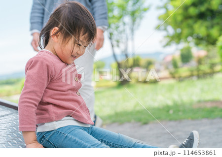 公園の遊具で遊ぶ・運動する子供とママ（女の子・幼児・園児） 114653861