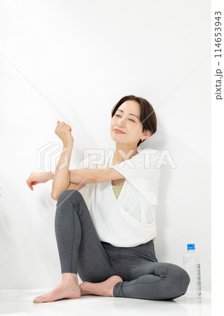 ストレッチをする女性 ストレッチをする女性 114653943