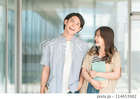 大学・キャンパス・校舎を歩くカップル(大学生・学生・キャンパスライフ・仲良し) 大学・キャンパス・校舎を歩くカップル(大学生・学生・キャンパスライフ・仲良し) 114653982