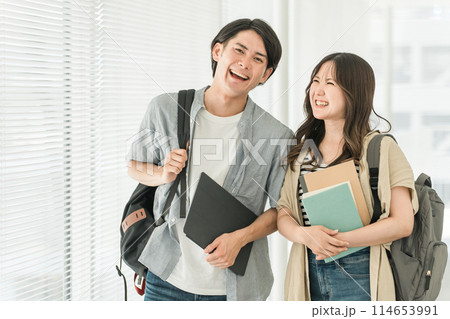 大学・短大・専門学校の校舎・キャンパスを歩く男女カップル・同級生の学生 114653991