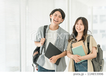 大学・短大・専門学校の校舎・キャンパスを歩く男女カップル・同級生の学生 大学・短大・専門学校の校舎・キャンパスを歩く男女カップル・同級生の学生 114653996