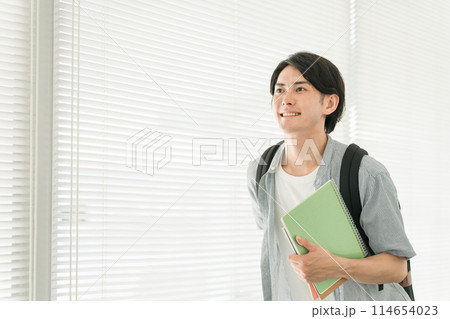 大学・学校の廊下にいる大学生（学生・塾・予備校） 114654023