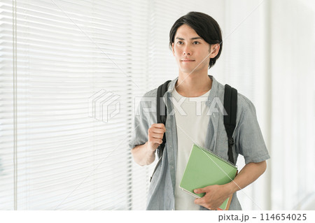 大学・学校の廊下を歩く大学生のアジア人男性（学生・塾・予備校） 114654025