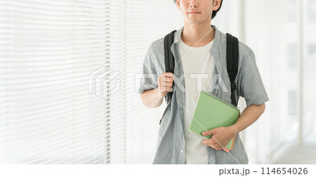大学・学校の廊下を歩く大学生のアジア人男性（学生・塾・予備校） 114654026