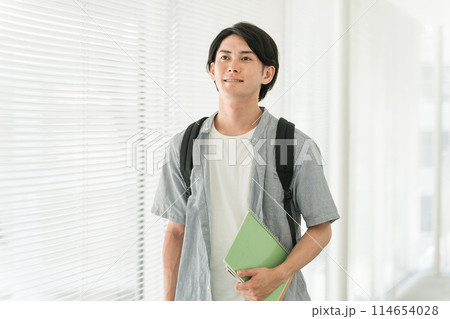 大学・学校の廊下を歩く大学生のアジア人男性（学生・塾・予備校） 114654028