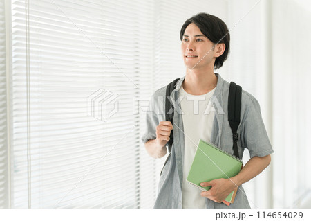 大学・学校の廊下を歩く大学生のアジア人男性（学生・塾・予備校） 114654029