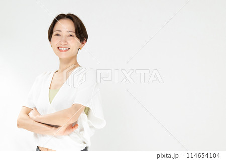 腕組みをする女性 114654104