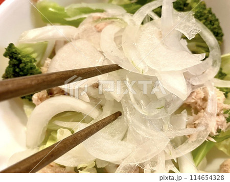 新玉ねぎを使ったサラダ3 114654328