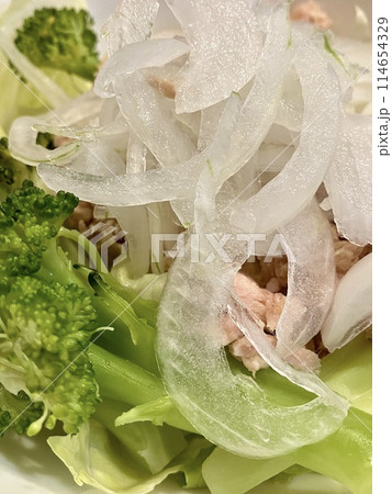 新玉ねぎを使ったサラダ4 114654329