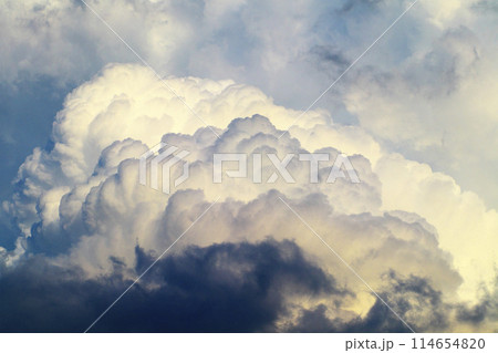 青空に現れた入道雲が大きく不気味に発達してきている 114654820