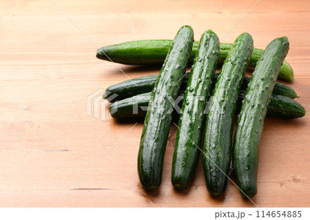 きゅうり (木目背景) 114654885