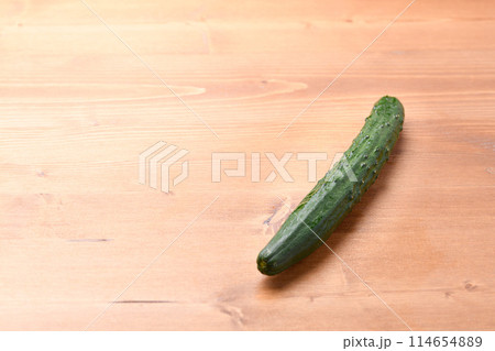 きゅうり (木目背景) 114654889