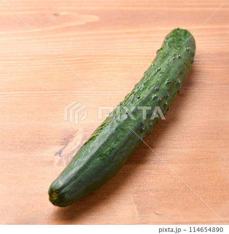 きゅうり (木目背景) 114654890