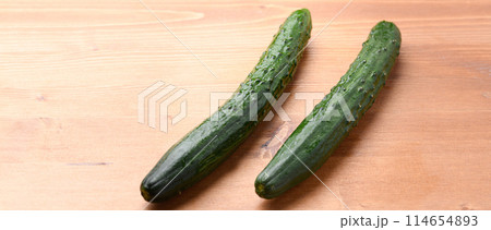きゅうり (木目背景) 114654893