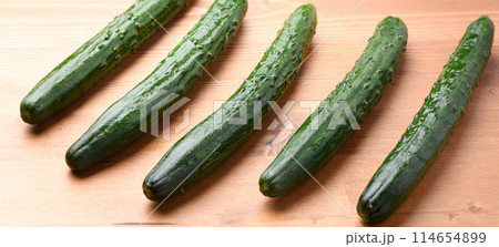 きゅうり (木目背景) きゅうり (木目背景) 114654899