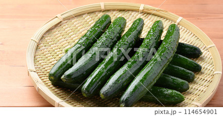 きゅうり (木目背景) 114654901