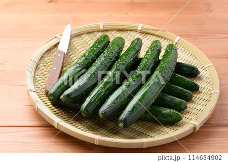 きゅうり (木目背景) 114654902