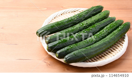 きゅうり (木目背景) きゅうり (木目背景) 114654910