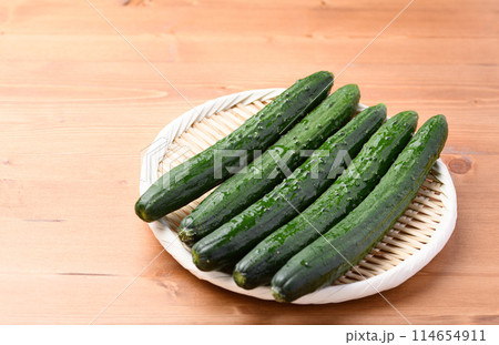 きゅうり (木目背景) きゅうり (木目背景) 114654911