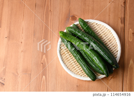 きゅうり (木目背景) 114654916