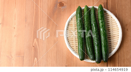 きゅうり (木目背景) きゅうり (木目背景) 114654919
