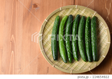 きゅうり (木目背景) 114654922