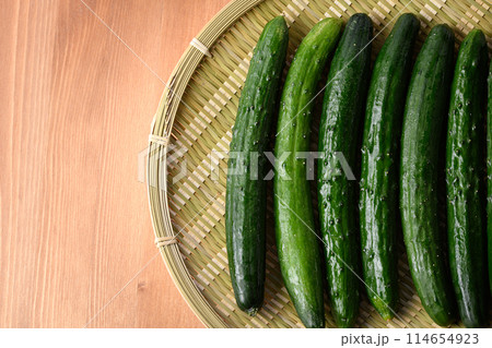きゅうり (木目背景) 114654923