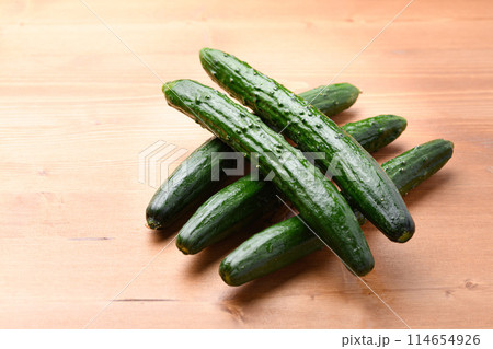 きゅうり (木目背景) 114654926