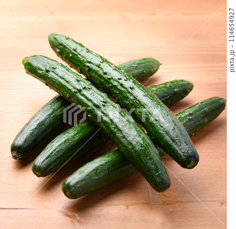 きゅうり (木目背景) 114654927