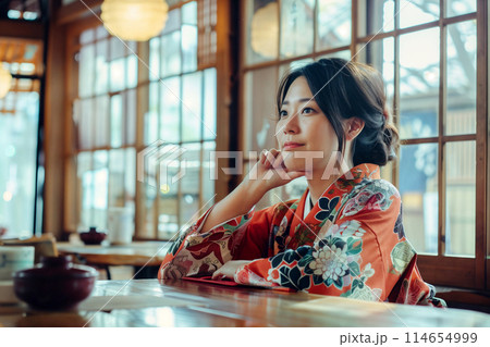 カフェでお茶を飲む着物の女性 114654999