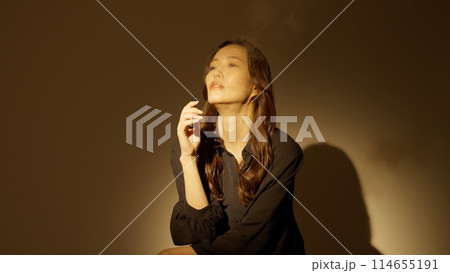 携帯式シーシャ吸う女性 携帯式シーシャ吸う女性 114655191