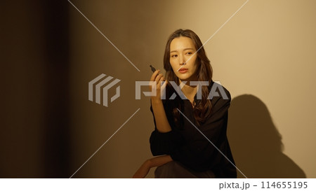 携帯式シーシャ吸う女性 携帯式シーシャ吸う女性 114655195