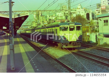 東海道線の大井町を走る横須賀線列車、113系クハ111－1388他、大井町、1979年12月3日 114655354