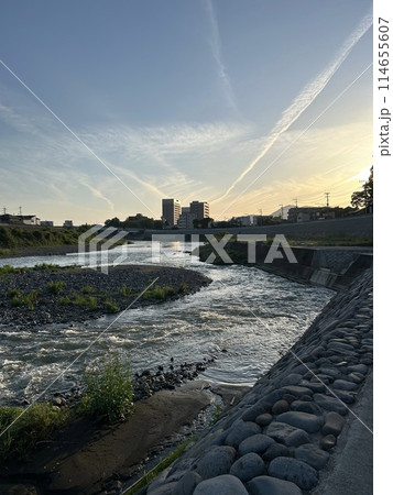 夕暮れの川沿い 114655607