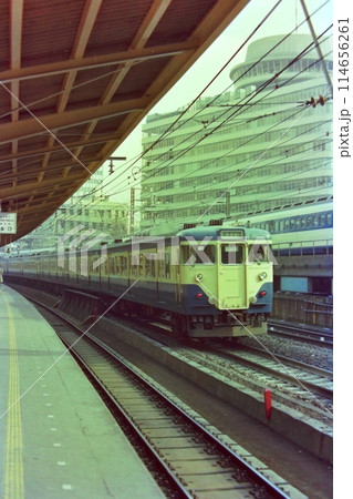 113系の横須賀線列車と0系新幹線と東京交通会館、有楽町にて、1979年12月29日 114656261