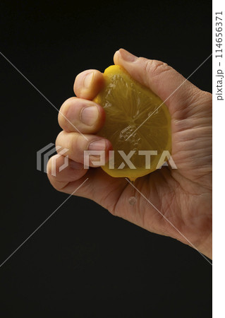 レモンを絞る 黒背景 レモンを絞る 黒背景 114656371