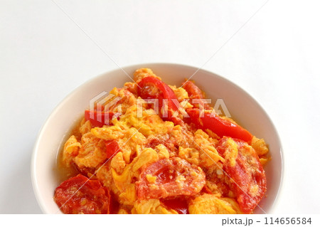 白背景のトマト卵炒め 114656584