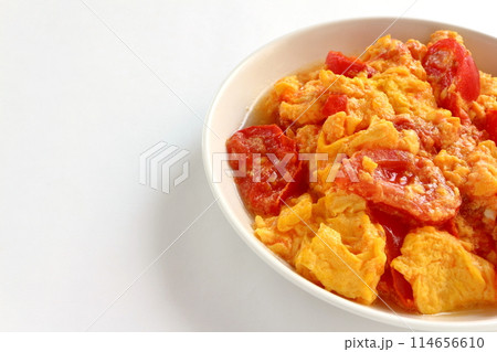 白背景のトマト卵炒め 114656610