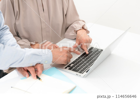 シニア夫婦　オンライン　手元 114656646