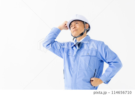 作業服の男性 ヘルメット 悩む 作業服の男性 ヘルメット 悩む 114656710